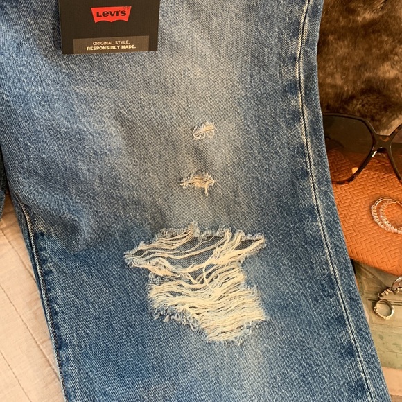NWT Levi’s premium ribcage straight ankle distressed med wash 28” - Picture 5 of 16